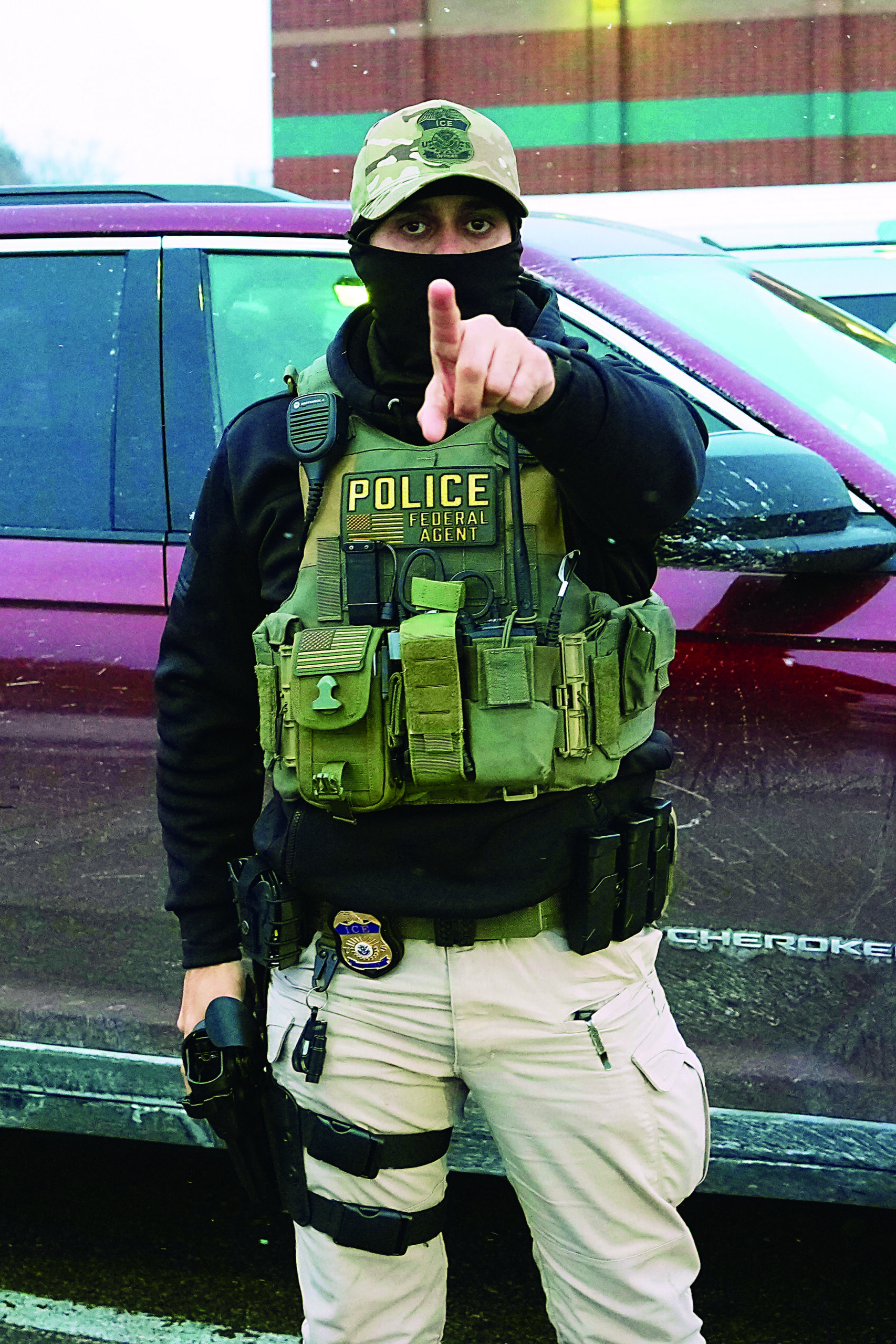 一名ICE探員10日在明州拘留一名人士期間，警告攝影師退後。美聯社