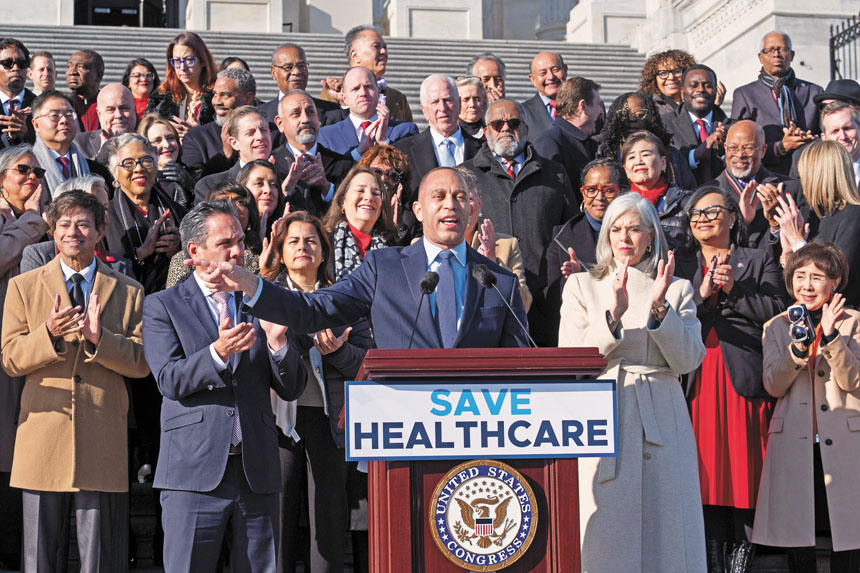 圖為眾院少數黨領袖傑弗里斯與民主黨議員上月公開呼籲延長健保補貼。美聯社資料圖片