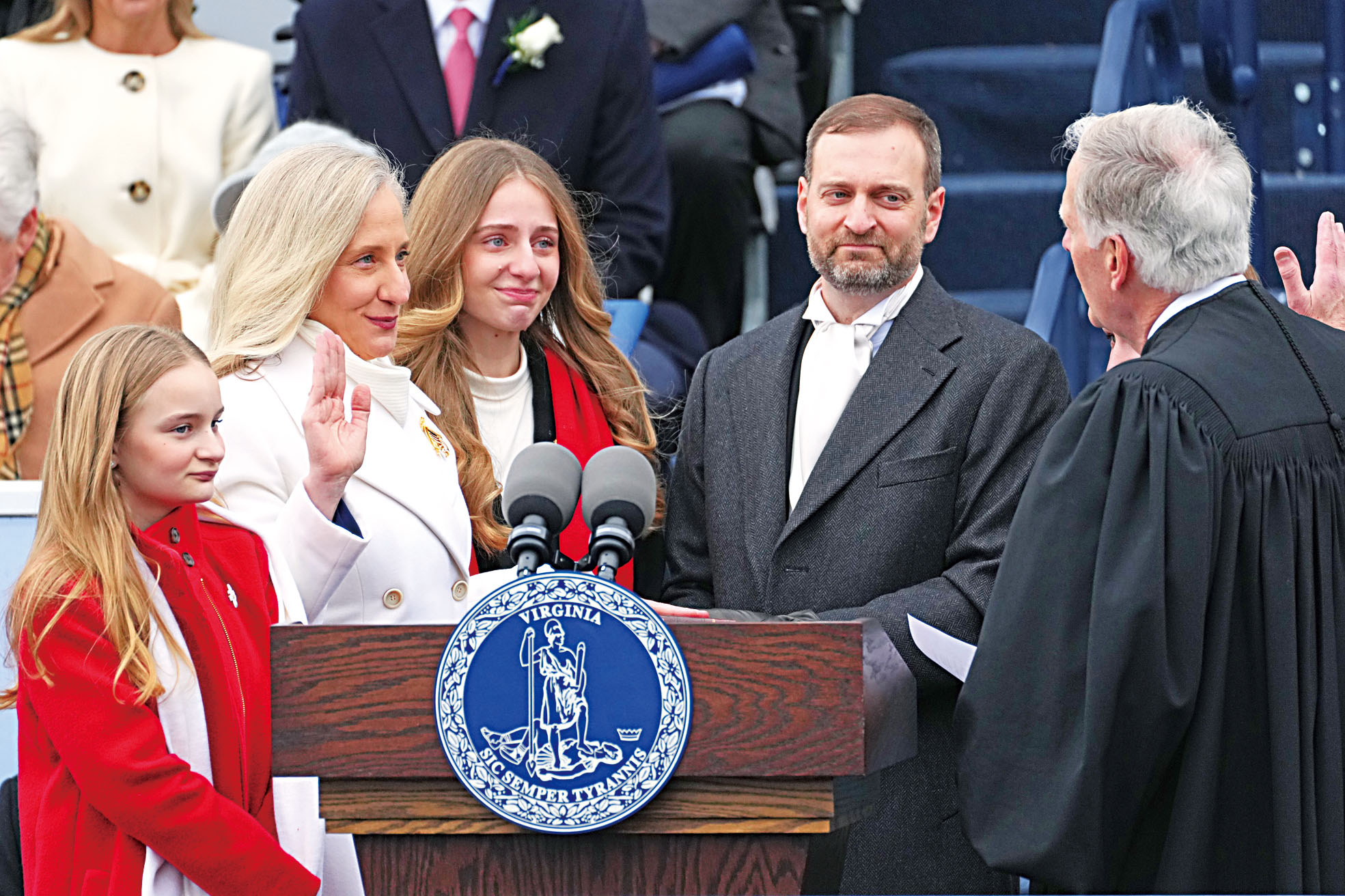 維珍尼亞州首位女性州長斯潘伯格宣誓就職。美聯社