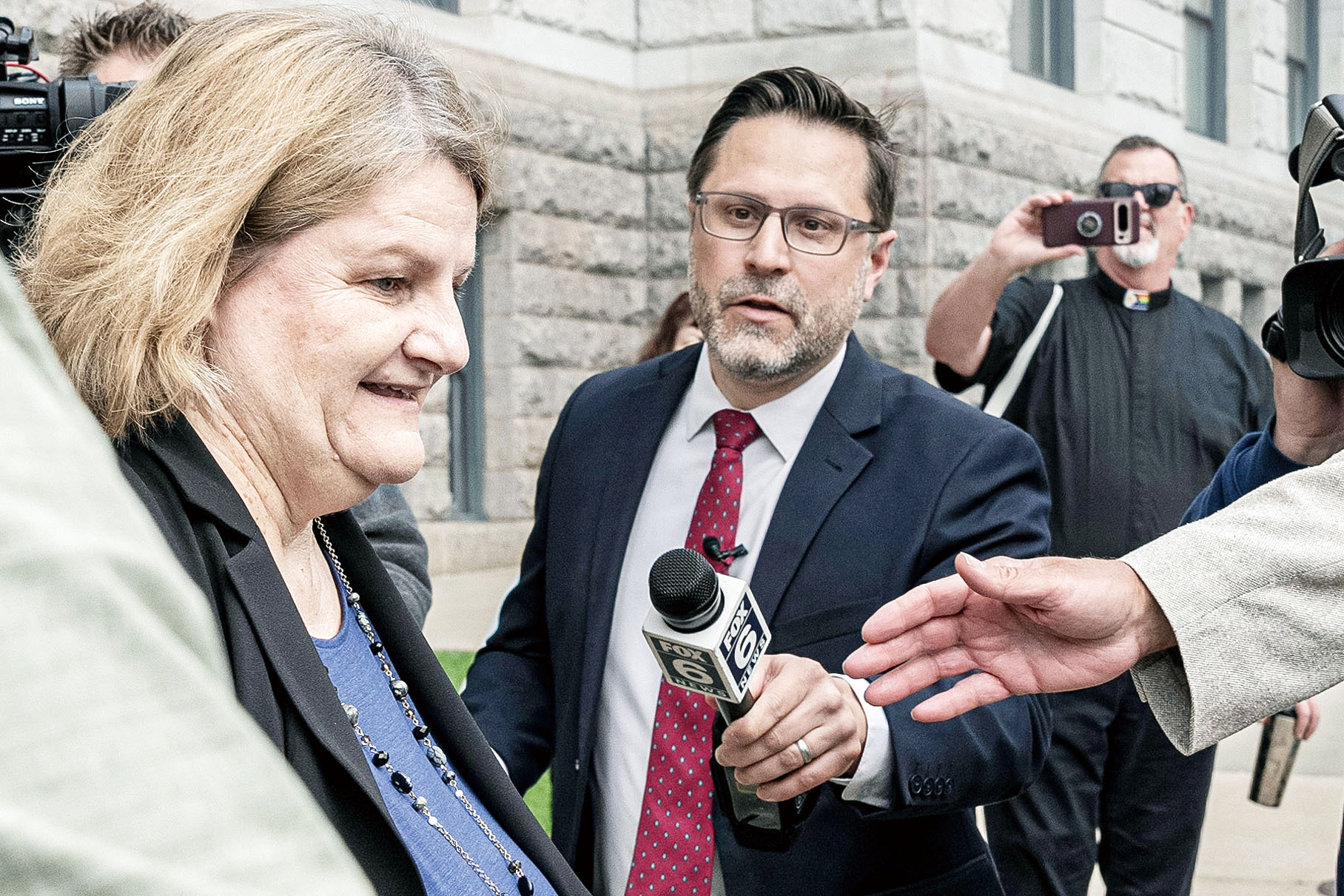 圖為威州法官杜根此前出席聆訊後離開聯邦法院。美聯社資料圖片