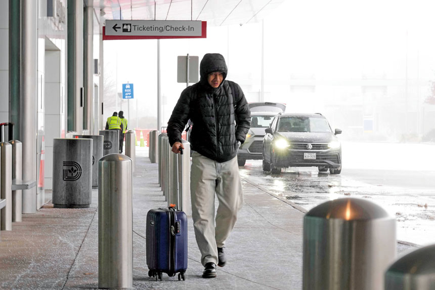 全國各地大量航班取消。美聯社