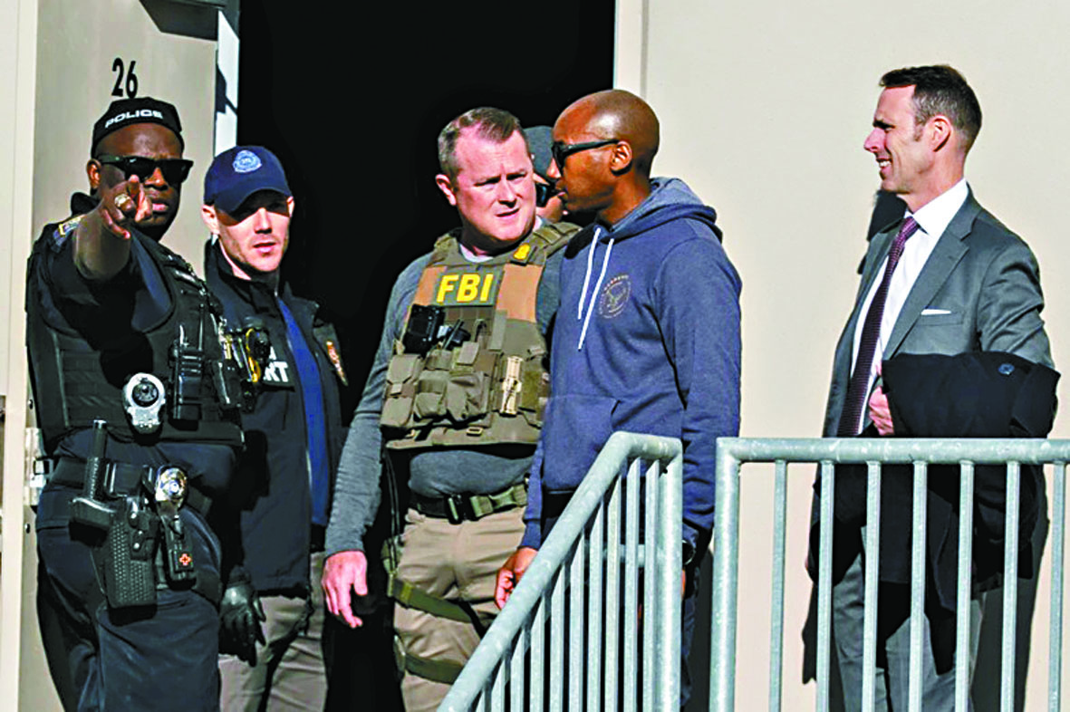 聯邦調查局特工28日出現在喬治亞州亞特蘭大富爾頓縣選舉中心和行動中心。 美聯社
