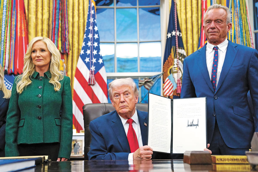 總統特朗普在白宮橢圓形辦公室手持有關成癮康復的行政命令。美聯社