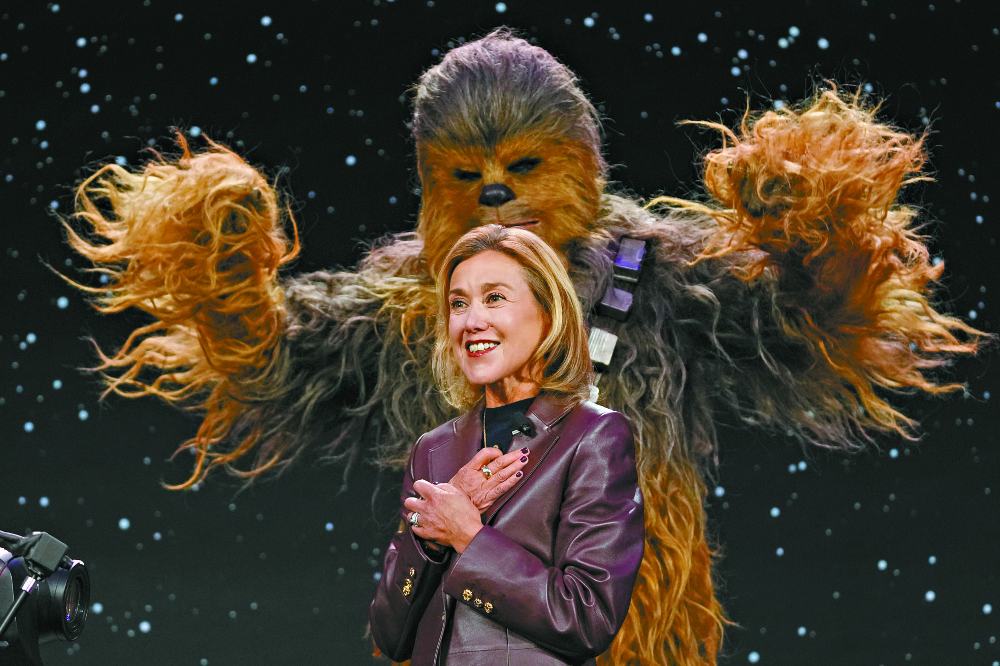 在拉斯維加斯舉行的CES消費電子展前夕，樂高首席產品和營銷官兼執行副總裁朱莉婭·戈爾丁在樂高新聞發布會上發表講話，她身後站著一個楚巴卡玩偶。美聯社