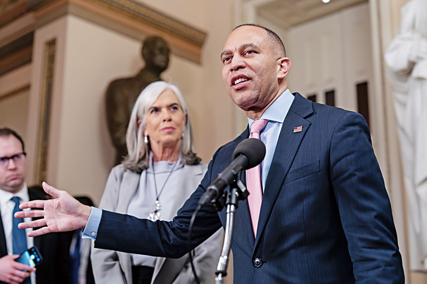 法案通過後，眾議院民主黨領袖傑弗里斯見記者。美聯社