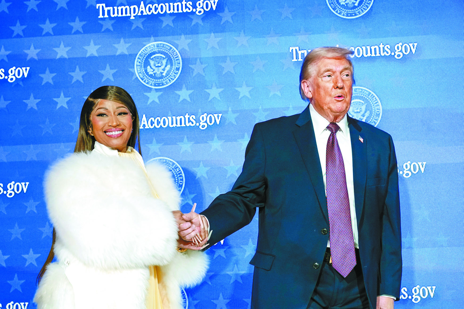 著名的說唱歌手妮琪·米娜（Nicki Minaj）28日和特朗普總統在「特朗普賬戶」的項目啟動儀式上同台亮相。 美聯社