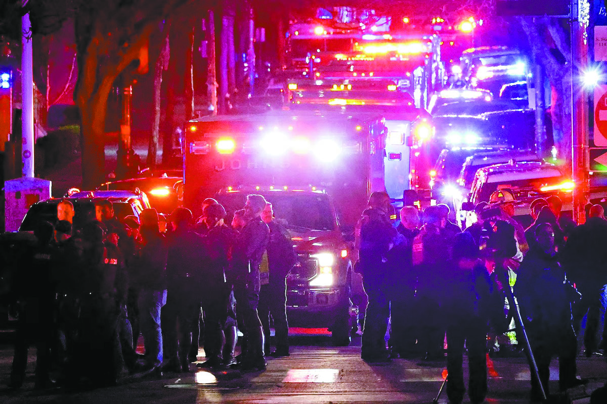 2025年12月13日，緊急救援人員聚集在羅德島州布朗大學，調查一起槍擊事件。美聯社