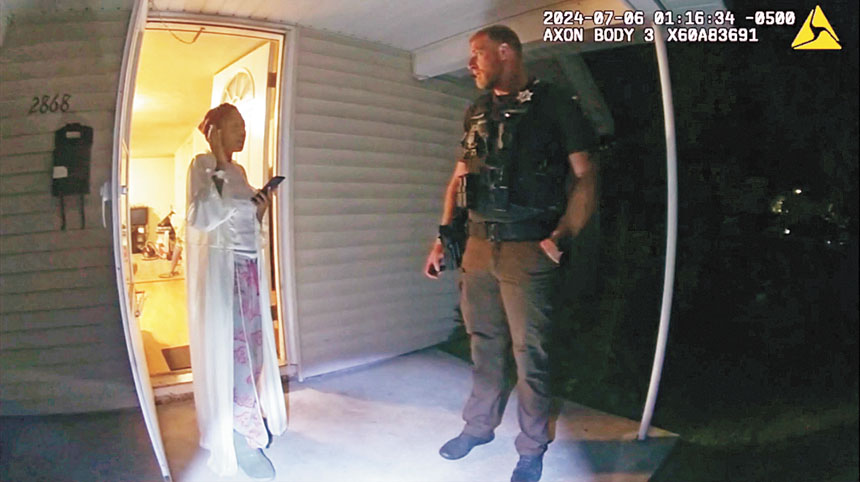 伊州警察公布隨身攝錄畫面顯示，梅西在住所外與縣警格雷森交談。伊州警察/美聯社