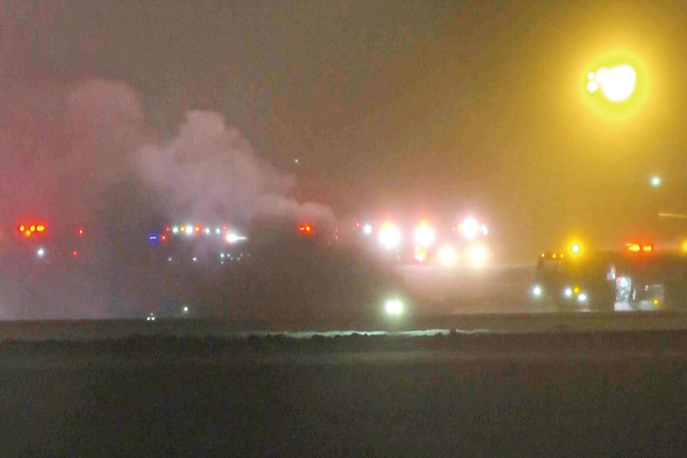 緊急救援人員正在緬因州班戈機場「龐巴迪挑戰者600型」飛機墜毀現場進行救援工作。美聯社