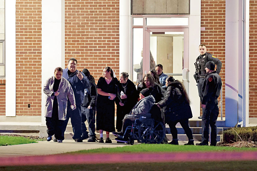 鹽湖城摩門教會停車場發生致命槍擊案後，出席葬禮的人士陸續離開現場。Laura Seitz/The Deseret News/美聯社