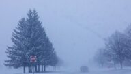 密西根州渥太華縣發布冬季風暴預警，車輛在能見度極低的暴風雪天氣中行駛於密西根湖大道上。美聯社