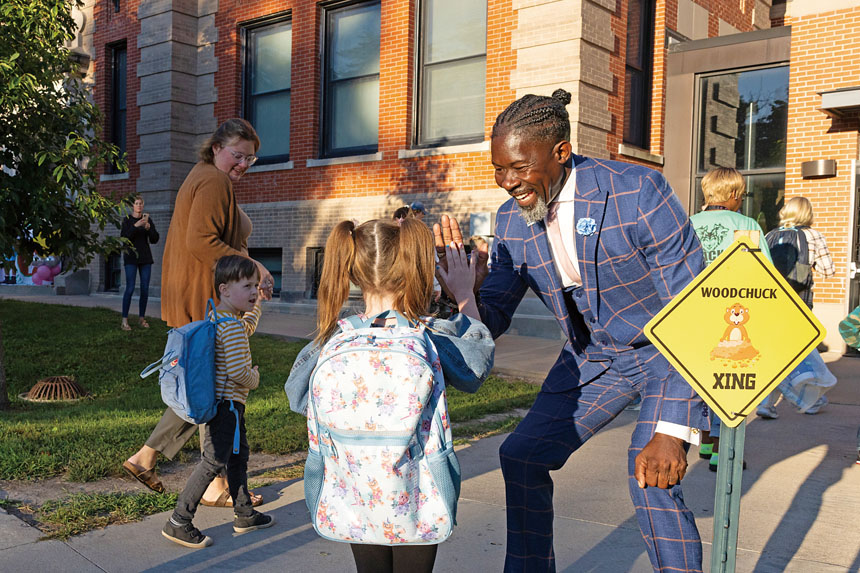 得梅因學區前總監羅伯茨2025年8月25日與學生打招呼。美聯社
