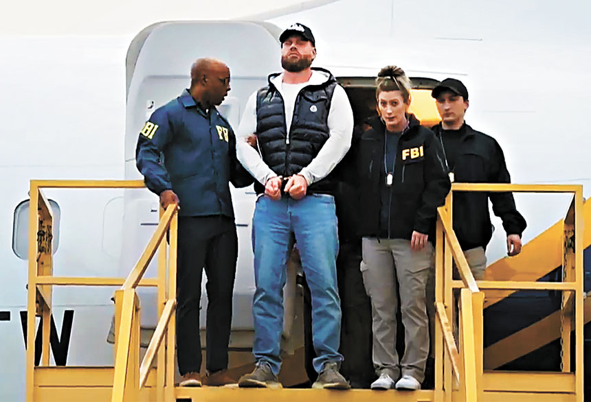 圖為FBI提供影片截圖，顯示韋丁23日在南加州安大略國際機場被押下飛機。FBI/美聯社