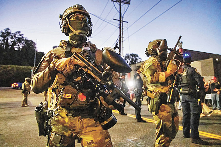 聯邦官員在俄勒岡州波特蘭市的移民和海關執法局設施附近站崗。美聯社