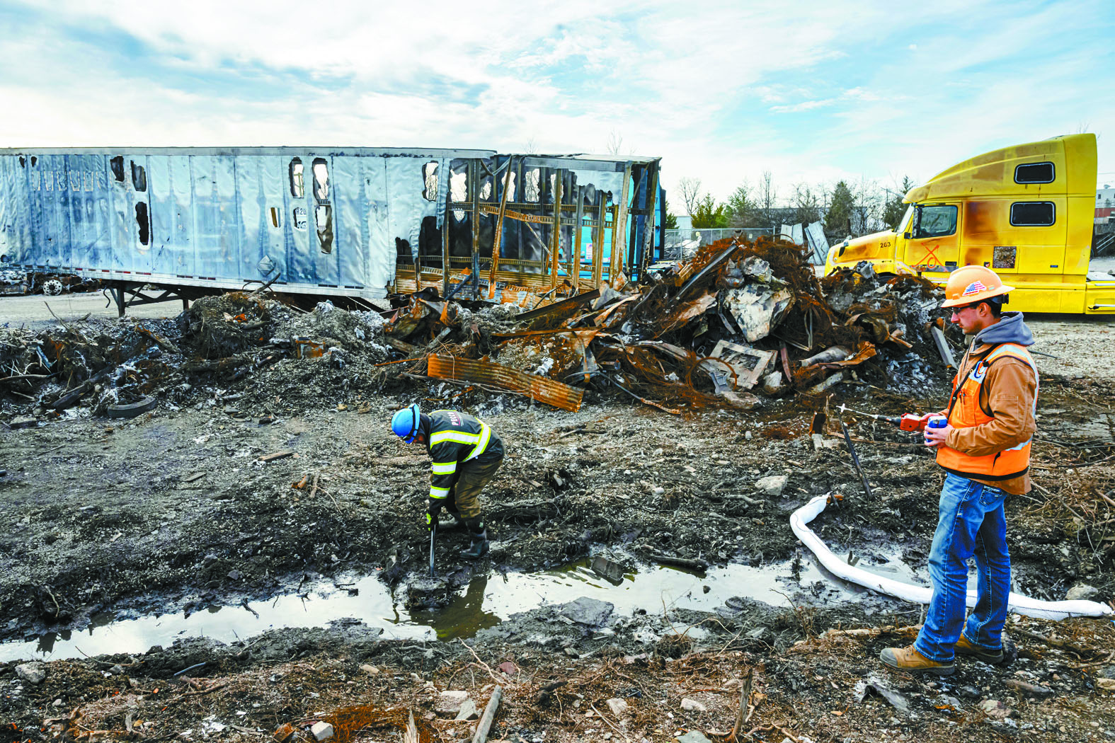 清理人員1月13日在UPS飛機墜毀現場時，對溝渠中的水進行檢測和淨化。美聯社