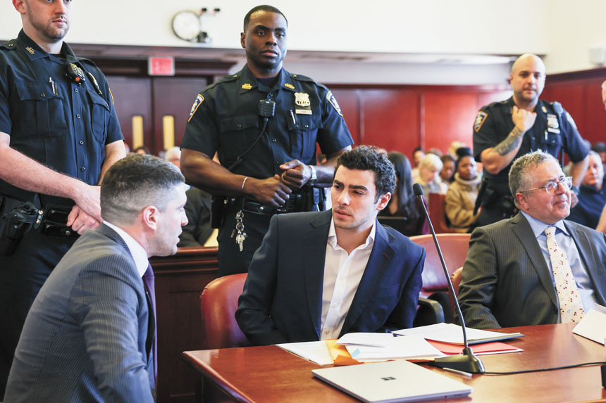 曼吉奧內此前出庭。共享照片/美聯社