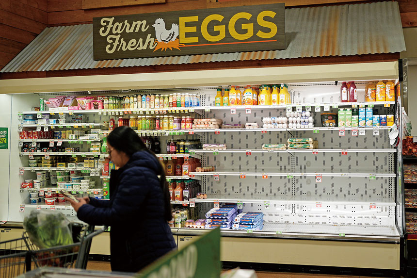 田納西州納許維爾一名購物者1月21日購買食品雜貨，以應對預計週末將襲擊該州的冬季風暴。 美聯社