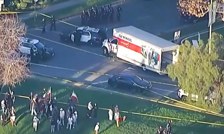 洛杉磯數百民眾示威聲援伊朗人民　有貨車撞向人群多人受傷司機被扣查