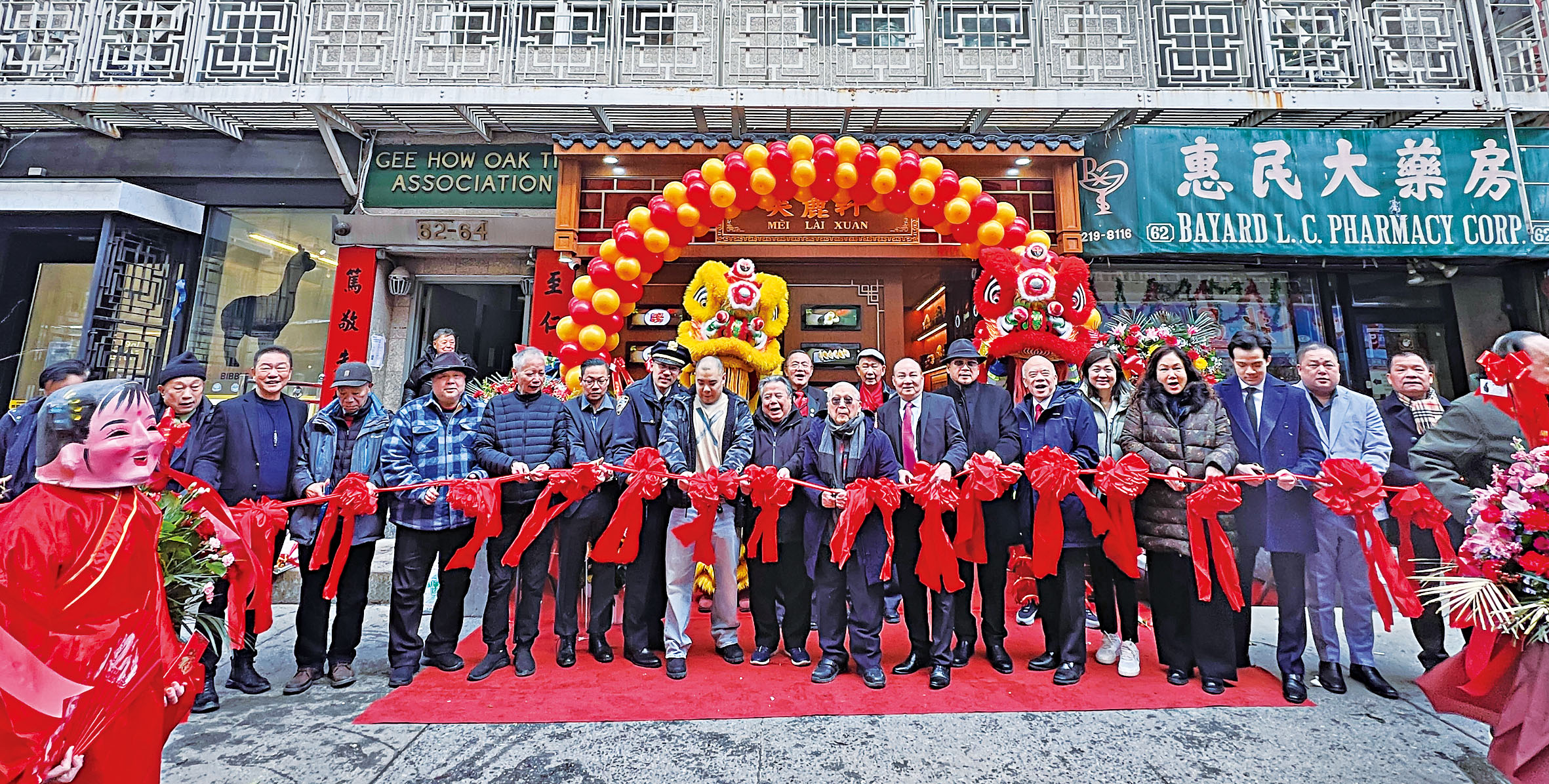 馳譽美東地區近60載的紐約美麗華茶餐廳原址,經過近半年之裝修,於2月12日中午隆重開幕,新店名為美麗軒茶餐廳,地方典雅,能讓更多的顧客內進惠顧,開幕當天僑團領袖,中美長官蒞臨致賀,並有舞獅綵青助慶。