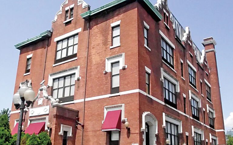 涉事收容所為長島市的City View Inn。谷歌地圖