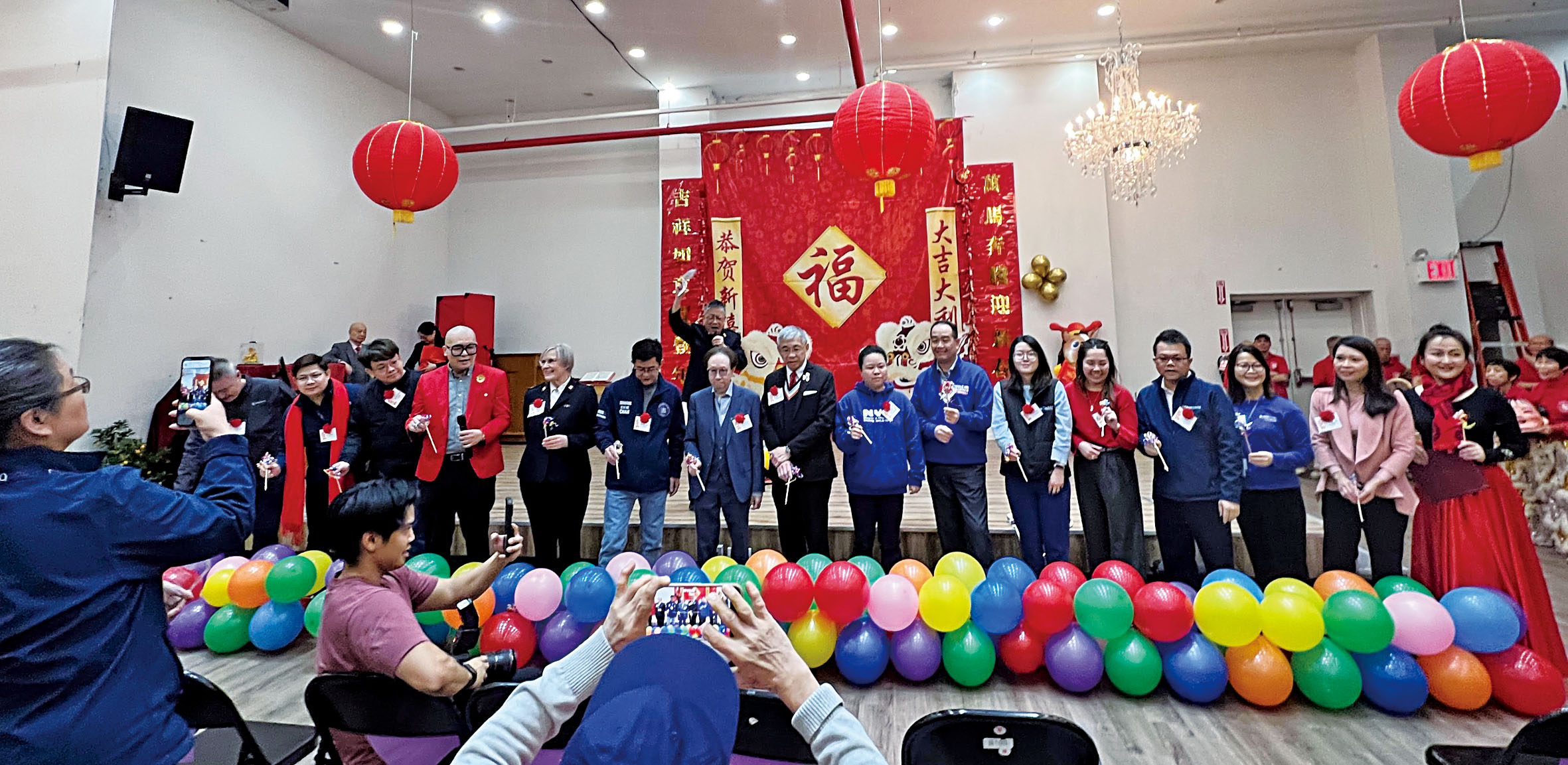 救世軍賓臣墟樂齡長者中心新春慶會上，各嘉賓議員在聯歡會上燃放氣球爆竹慶祝。