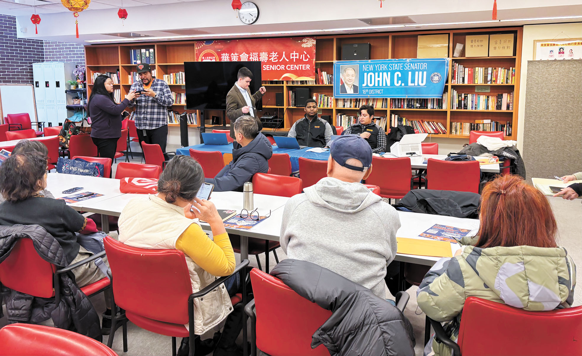 劉醇逸在法拉盛福壽老人中心舉辦年度房產稅與租金減免諮詢說明會。