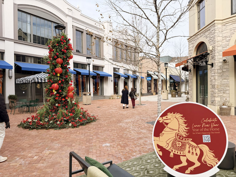 購物村內充滿火馬年佈置，濃濃的中國新年氣氛。