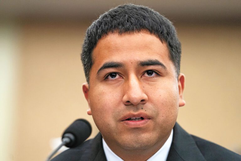 巴蘭科的兒子亞歷杭德羅，12日在國會出席民主黨指導與政策委員會就移民及海關執法局（ICE）舉行的聽證會並發言。美聯社