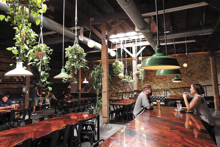 洛杉磯市中心藝術區Boomtown Brewery在宵禁期間顧客寥寥無幾。洛杉磯時報