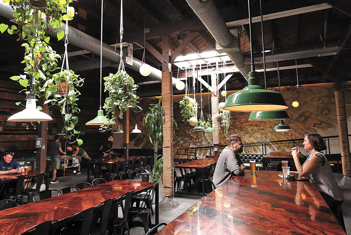 洛杉磯市中心藝術區Boomtown Brewery在宵禁期間顧客寥寥無幾。洛杉磯時報