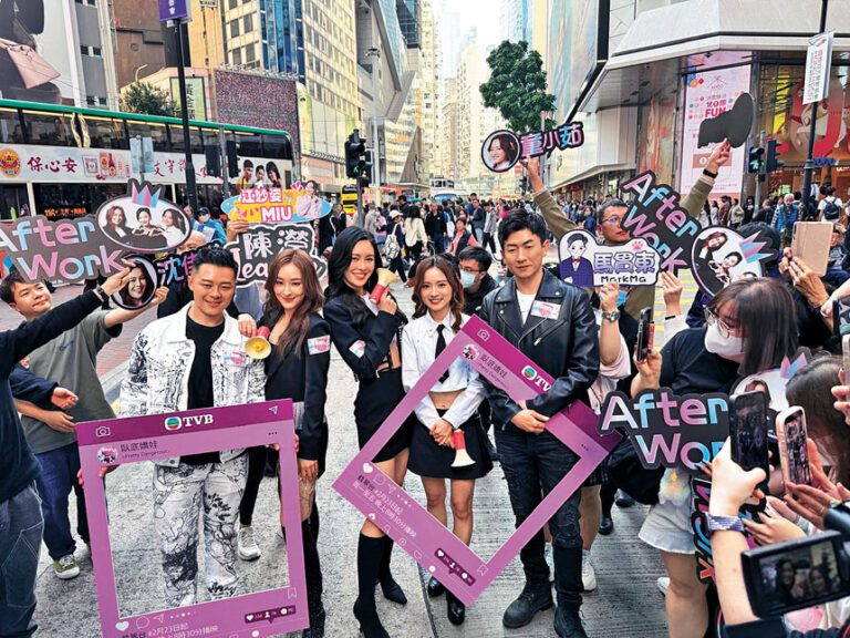 （右起）馬貫東、羅毓儀、張曦雯、陳瀅等現身鬧市宣傳新劇。