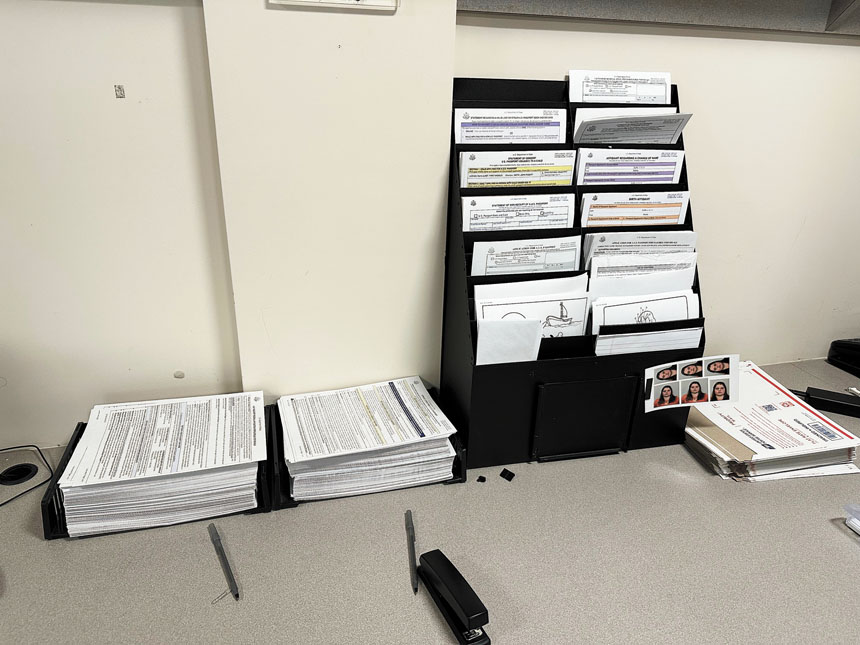 康涅狄格州奧蒂斯圖書館內一疊空白護照申請表放在書桌上。美聯社