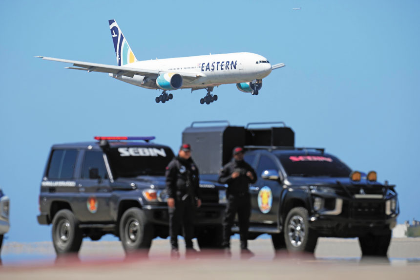 一架載有從美國被遣返委內瑞拉人的飛機1月19日降落在委內瑞拉邁奎提亞的西蒙玻利瓦爾國際機場。美聯社資料圖片