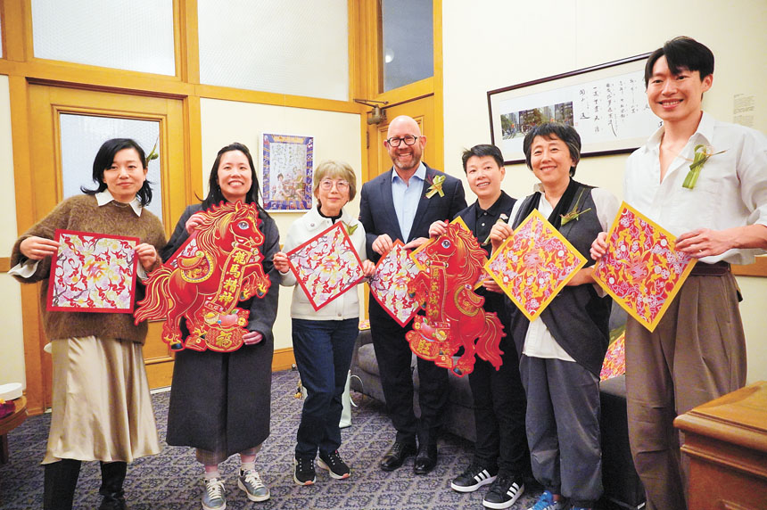 （左起）徐成、梁凱欣、鄧式美、孟達文、陳想起、陳暢、徐星程在《春光無限酷》展開幕式合影。記者黃偉江攝