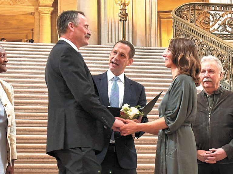 市長羅偉主持婚禮儀式，為新人證婚。 記者陳程威攝