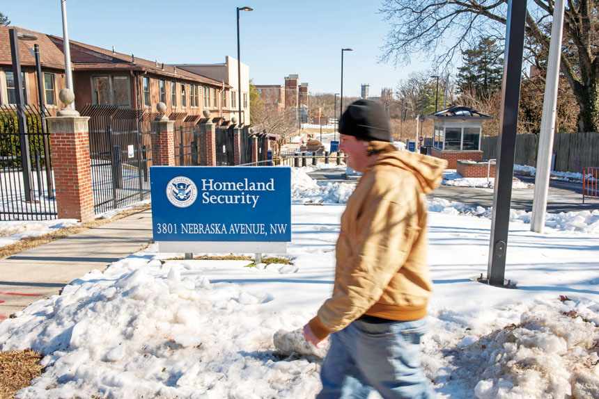 國土安全部的撥款被參議院否決，大部分機構於當地時間14日起陷入停擺，圖為民眾路過國安部標誌牌。美聯社