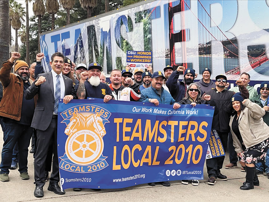 代表千餘名州立大學技工的Teamsters Local 2010工會將罷工,10日在州府集會。取自工會臉書