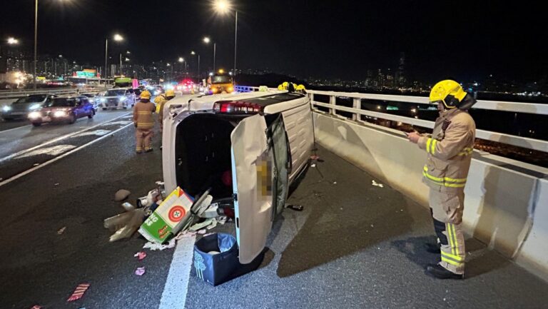 青沙公路驚險車禍！七人車翻側 數人輕傷送院
