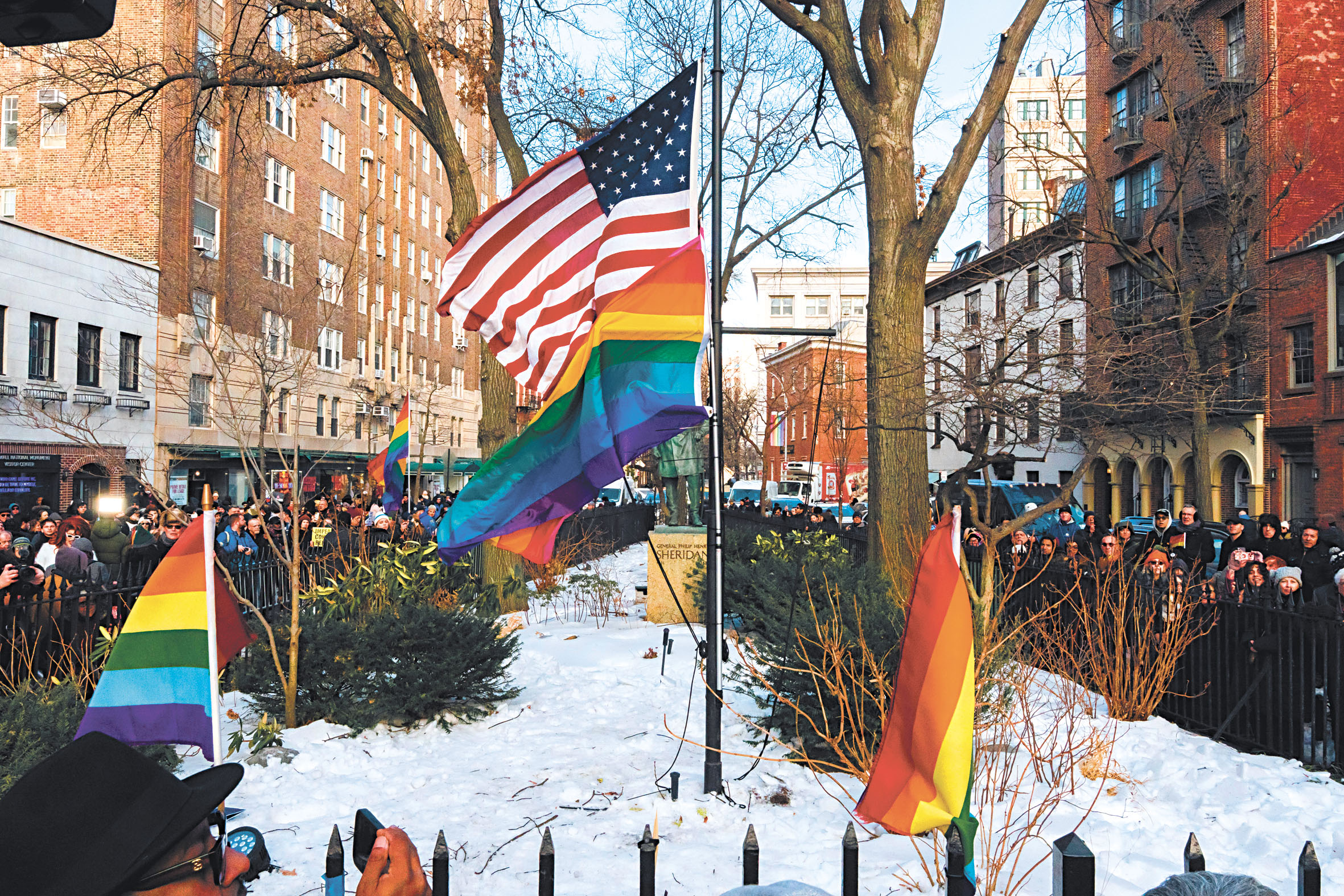 群眾於12日湧入克里斯托弗公園及周邊街道抗議,並重新升起彩虹旗。Cristina Matuozzi/紐約時報