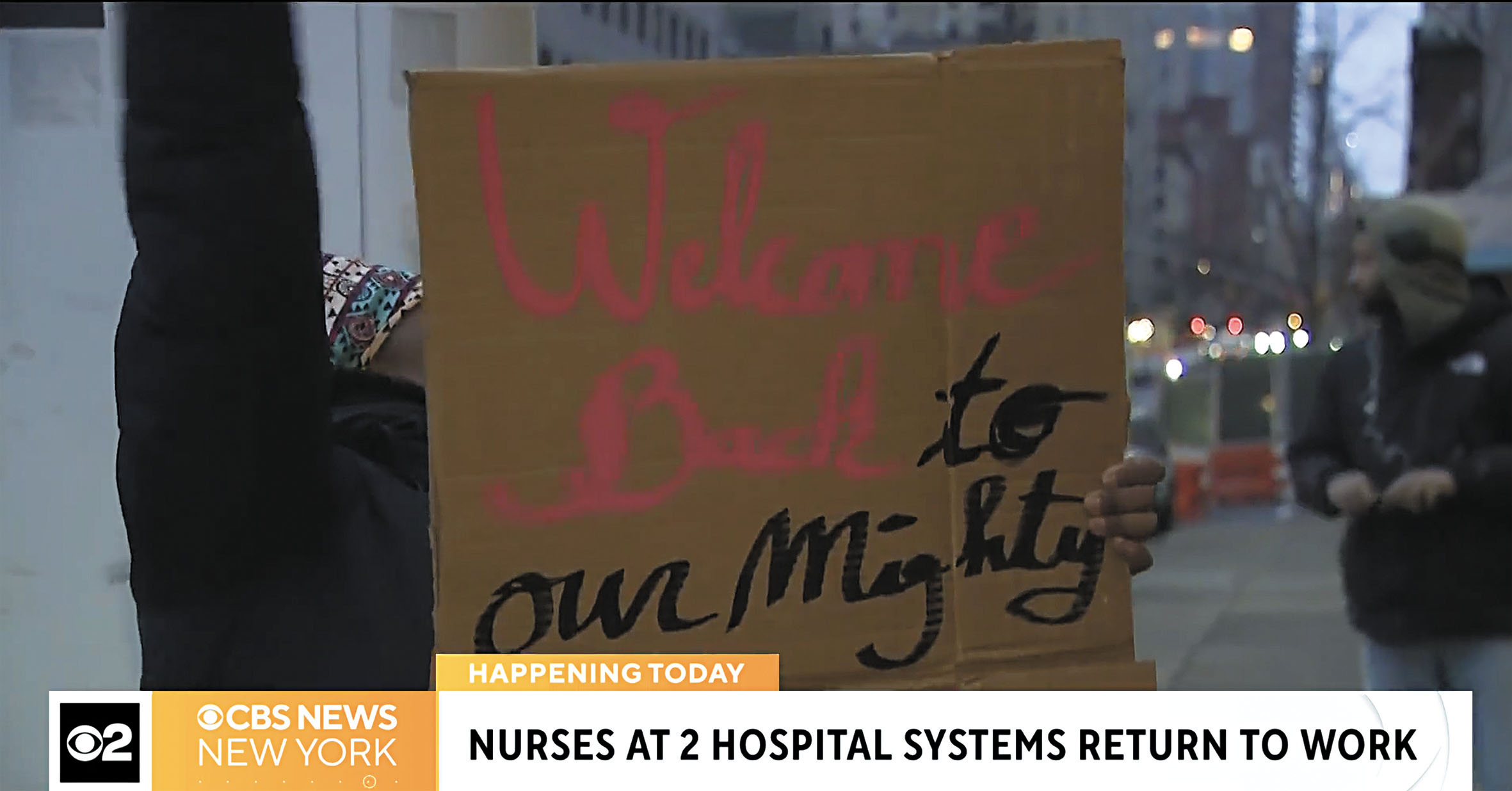 有人舉牌歡迎護士重返西奈山醫院，麥迪遜大道迴盪著重聚的歡呼聲。CBS紐約截圖