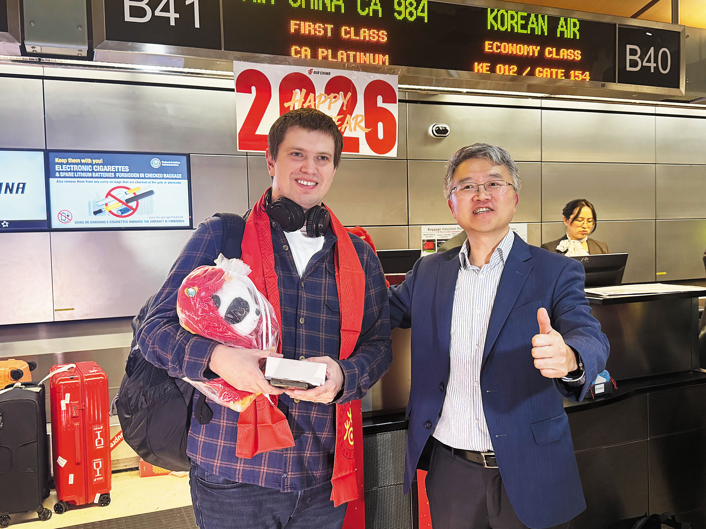 彭雷 (右) 與外籍乘客交流合影。記者陸新攝