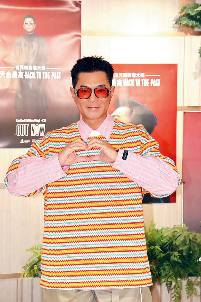 古天樂為情人節，特意穿著鮮色服裝現身簽名會。