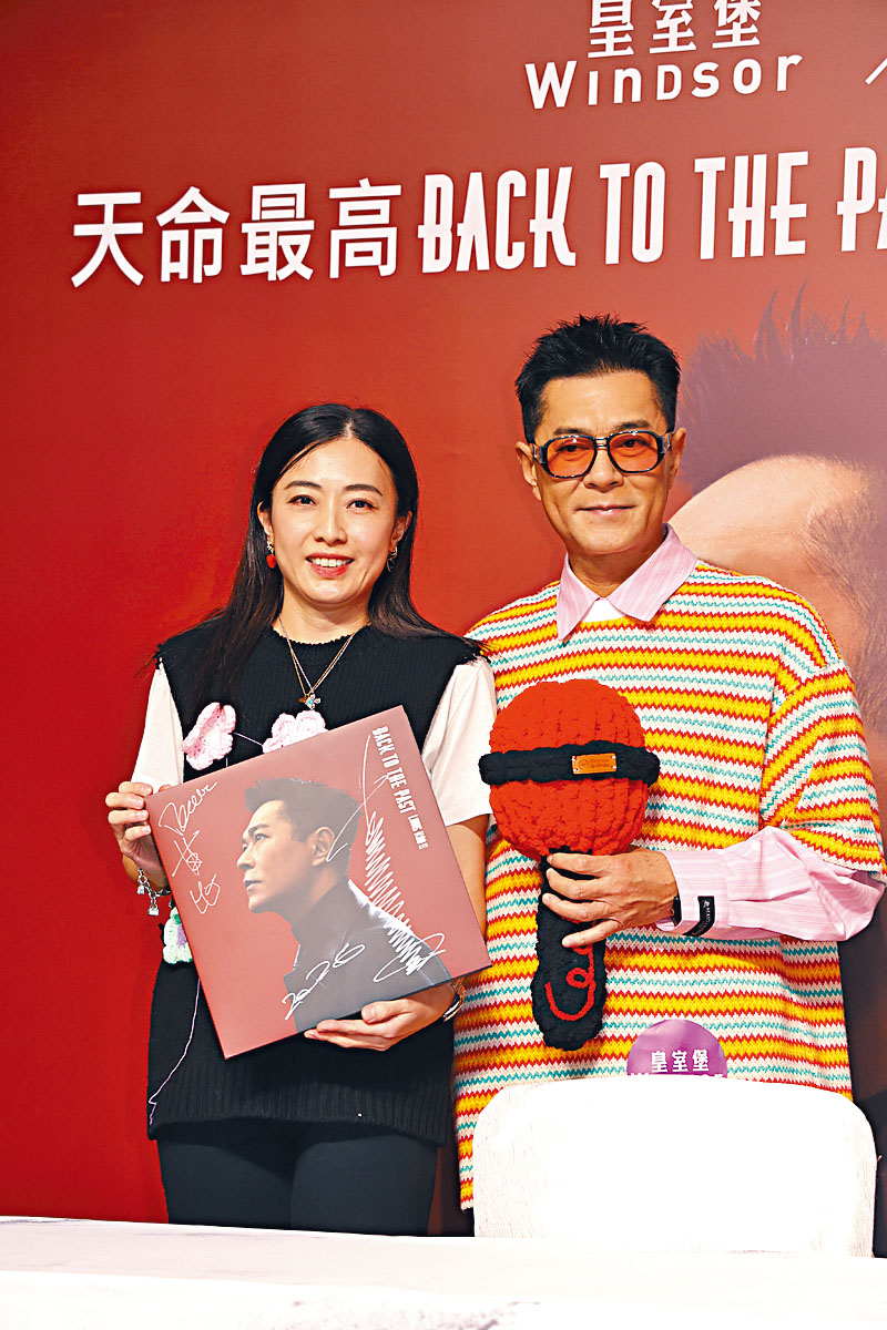 甘比贈古天樂親自鈎織的咪高峰,祝他專輯大賣。