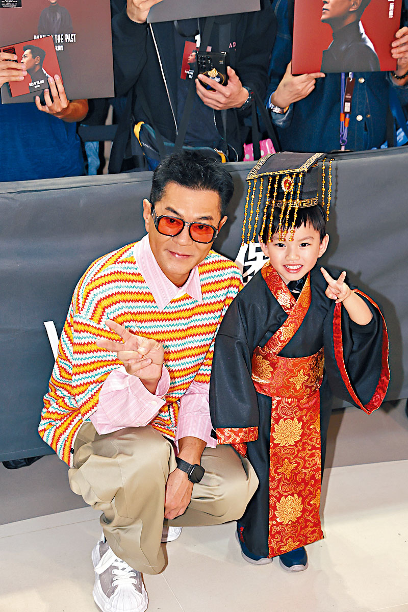 古天樂和《尋秦記》的小粉絲齊齊合照。
