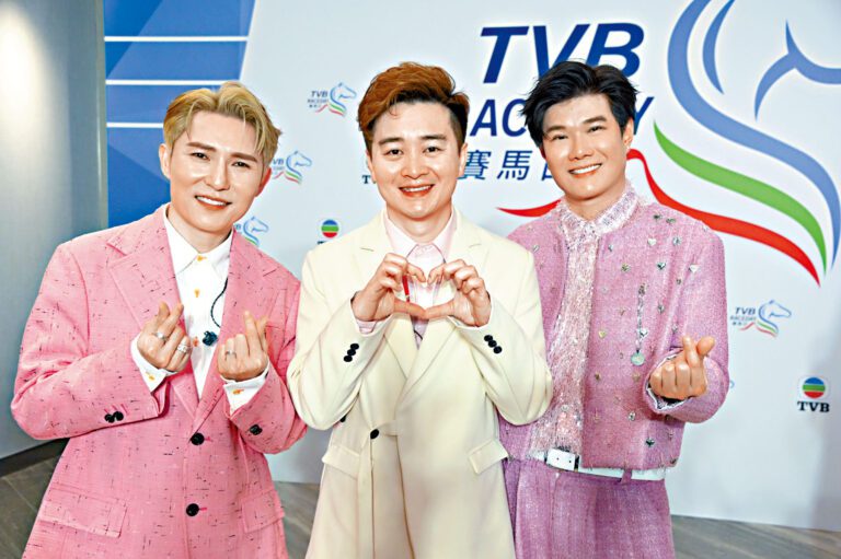 張與辰（右）指家人會從大馬到港過年。