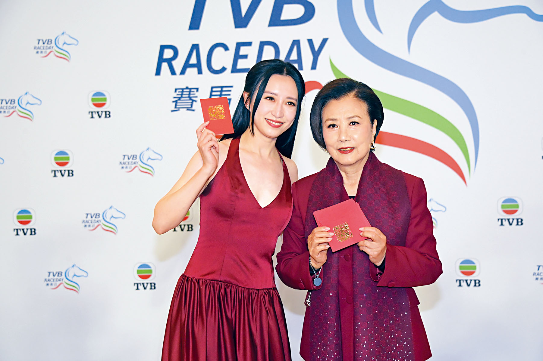 龔嘉欣賣口乖，向阿姐逗利是。