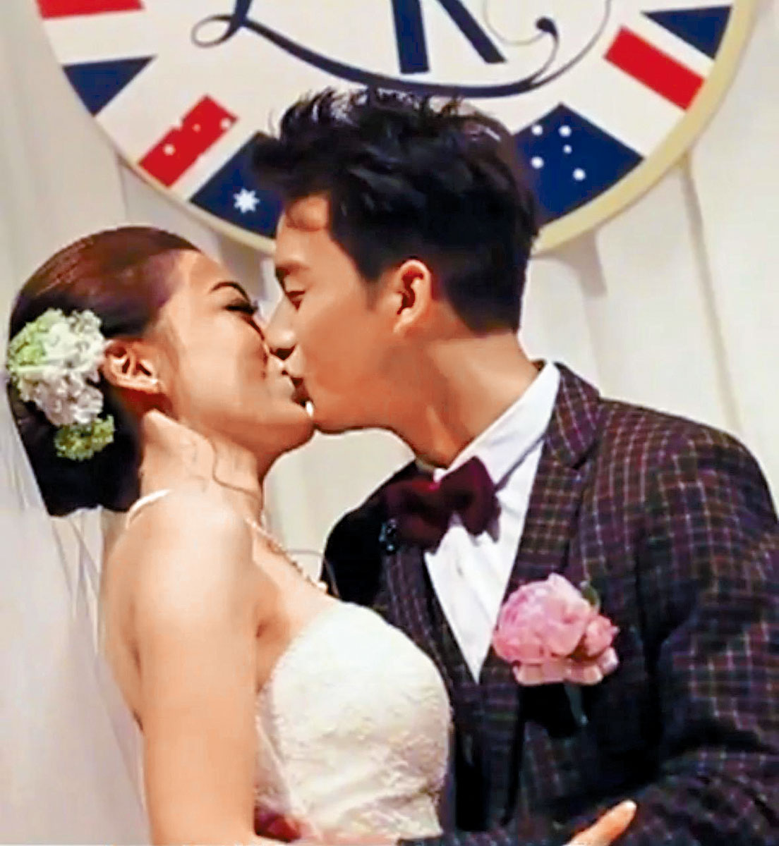 周吉佩與太太黃彥欣在2014年拉埋天窗。