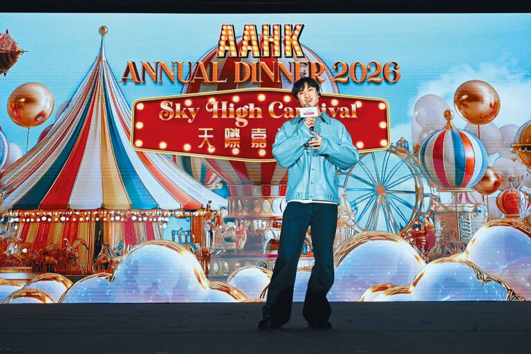 花劍「世一」蔡俊彥為機管局晚宴獻唱，經常出外參賽的他感謝機場職員照顧。