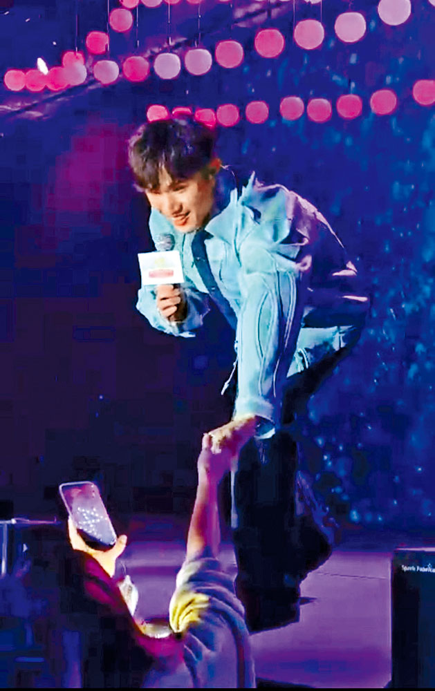 Ryan歌喉好，亦不忘跟台下觀眾互動，猶如正牌歌手般專業。