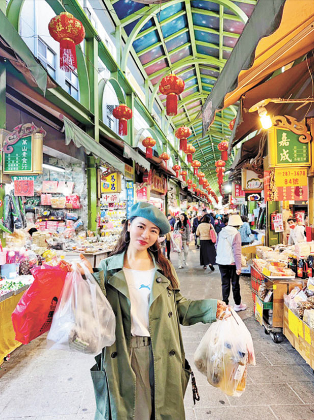 丁噹抽空逛高雄年貨大街，開心採買手上一堆戰利品。相信音樂提供